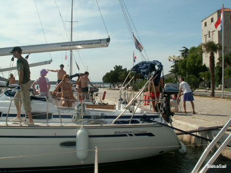 anlegen im hafen von sibenik